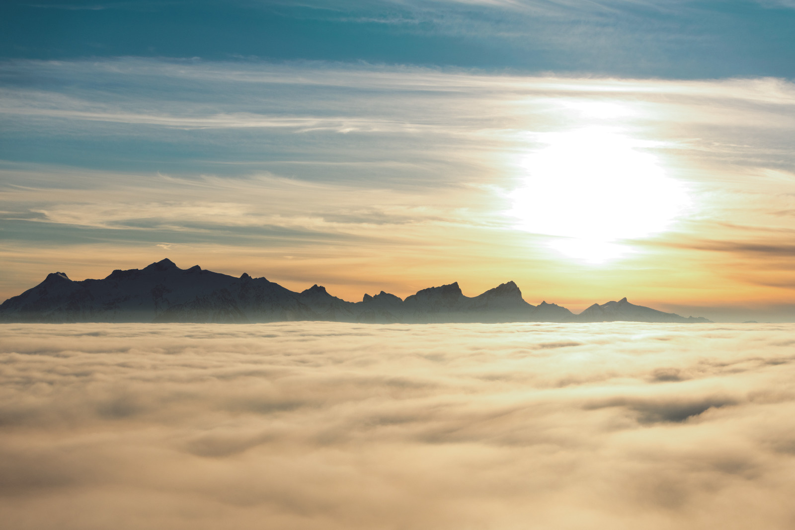 Coucher de soleil avec mer de brouillard a Caux