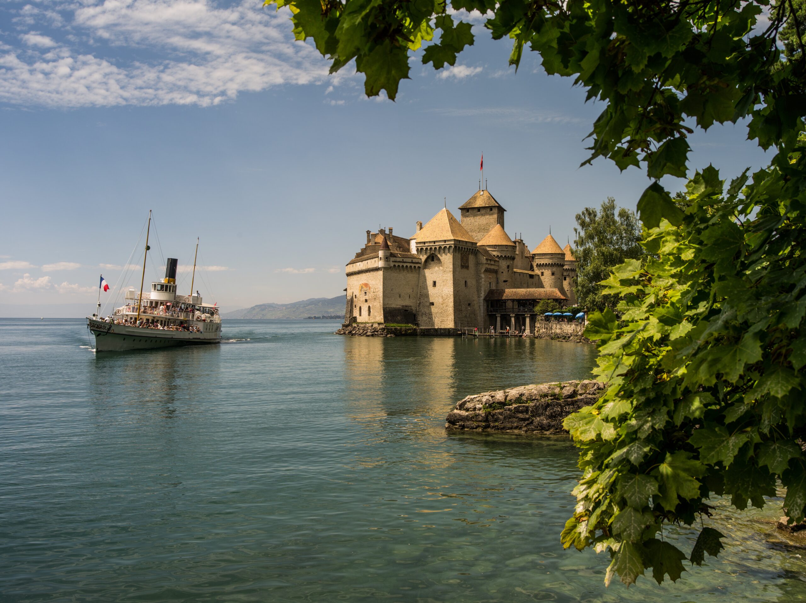 Bateau déposant des visiteurs au Château de Chillon