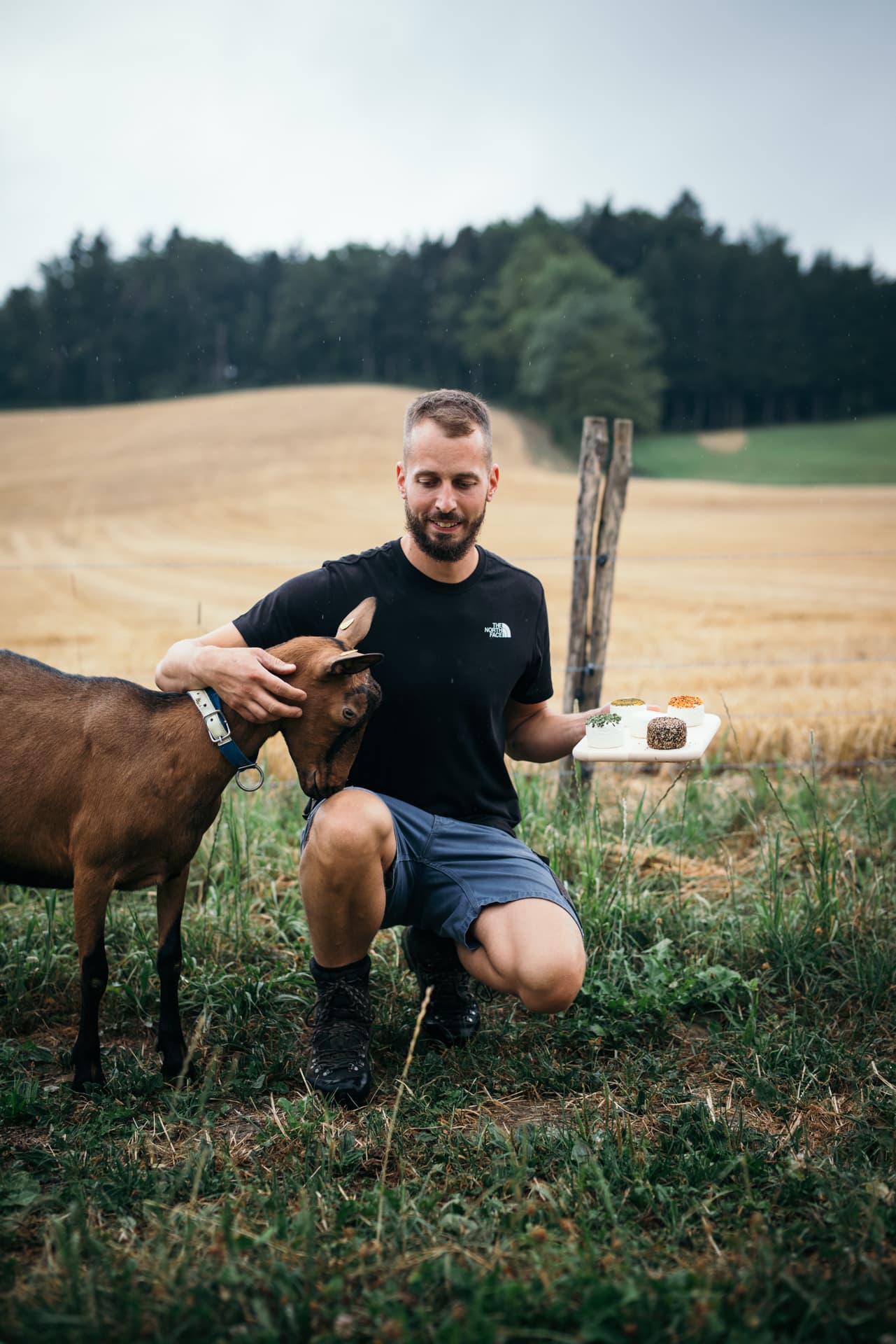 Photo d'un producteur avec une chèvre