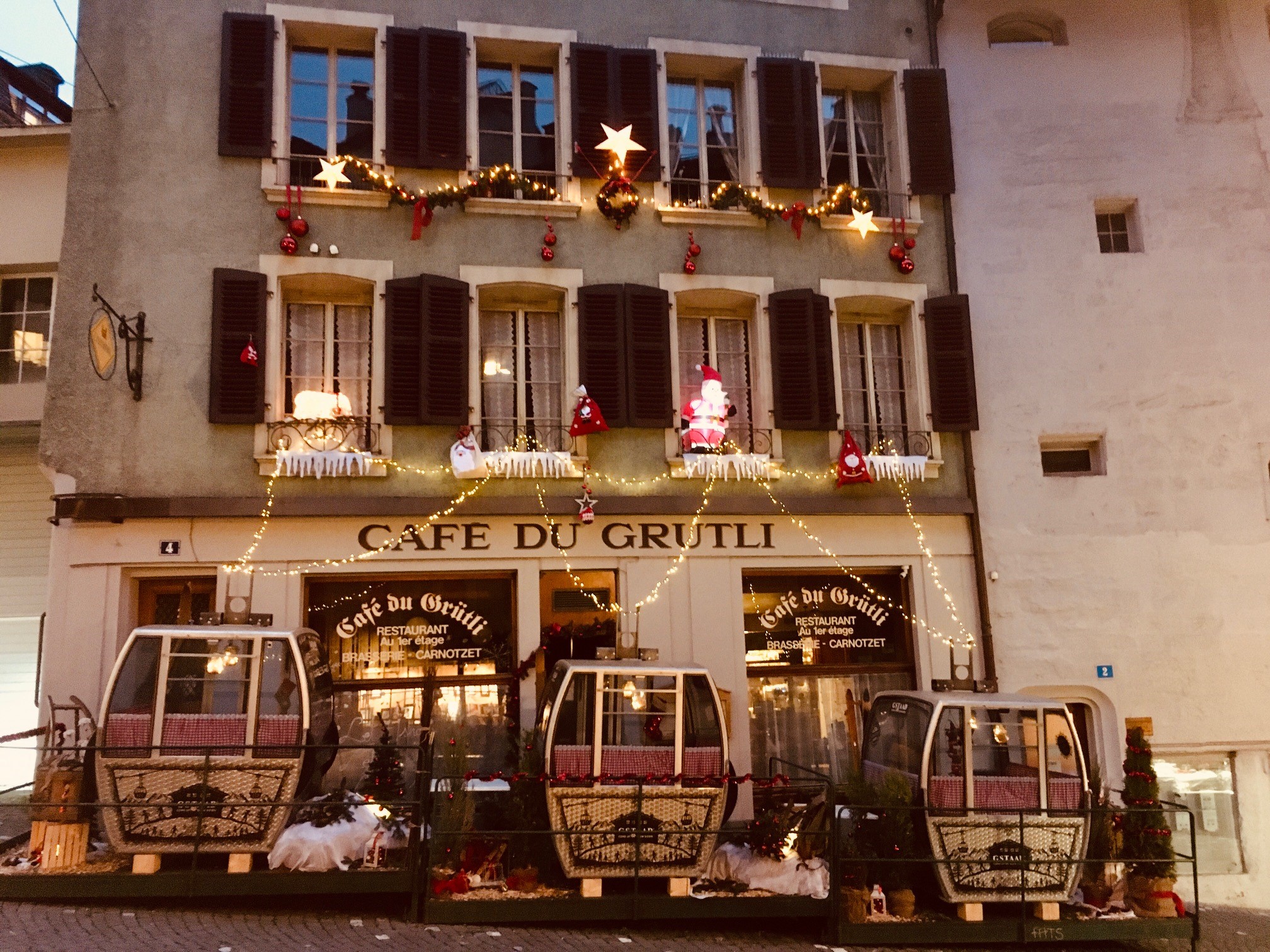 Cafe-restaurant du Grutli Lausanne. Telecabines sur la terrasse.